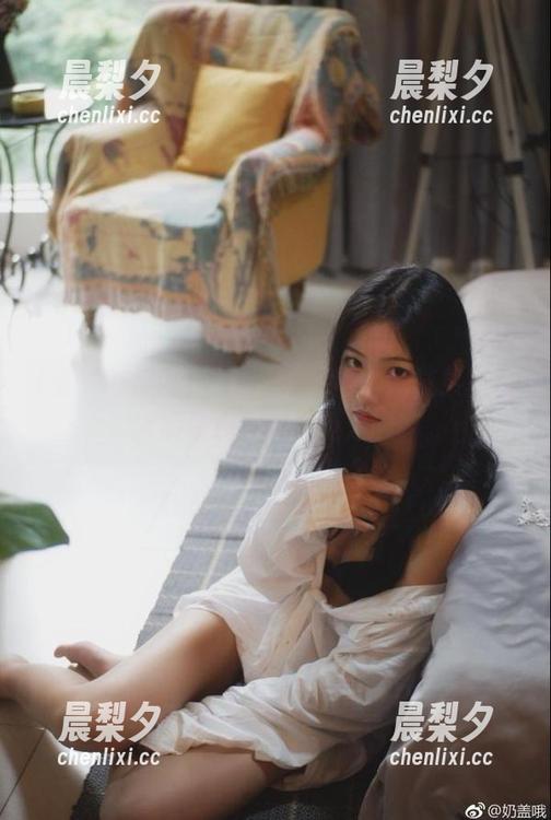 “五一吃瓜网”的链接真香，捧瓜看戏心态总是对的嘛。