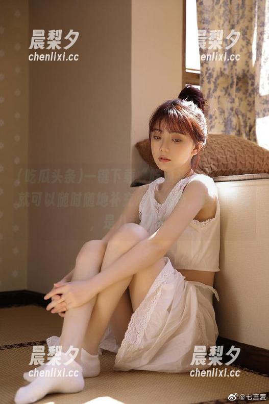 一键下载“吃瓜头条”，瓜民就可以随时随地补充心灵鸡汤，咳，不对，是八卦囊啊。