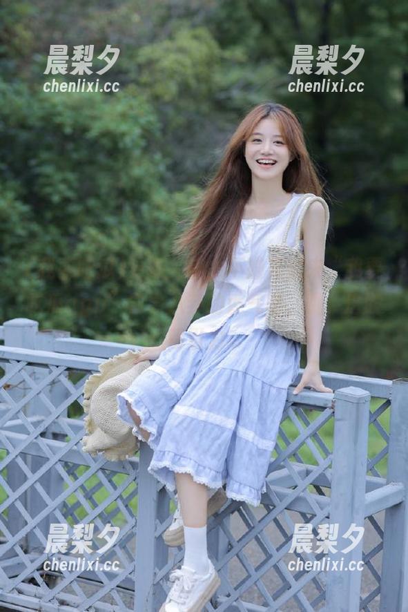 更新完毕，不嫌弃就来“我要吃瓜app”尝尝八卦的香气吧，哦，这股吸引力...